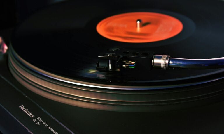Dönen bir plak, Velvet Underground’un ‘Oh! Sweet Nuthin’’ şarkısının melankolik ama huzurlu atmosferini yansıtıyor.