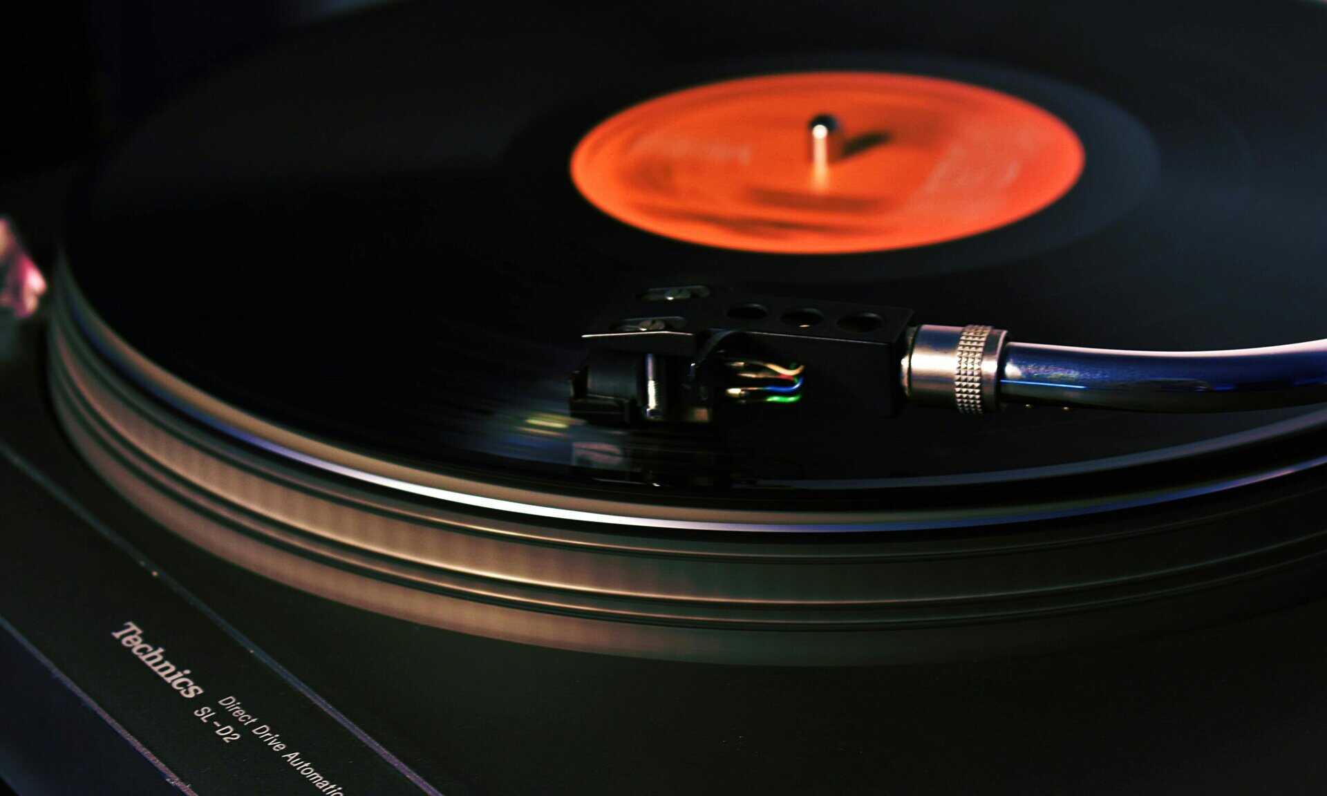 Dönen bir plak, Velvet Underground’un ‘Oh! Sweet Nuthin’’ şarkısının melankolik ama huzurlu atmosferini yansıtıyor.