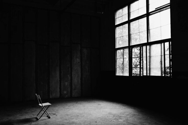 Boş sandalye, gölgeler ve sessizlik: Hevesin bittiği yer. Fotoğraf: Yaodong Che / Pexels