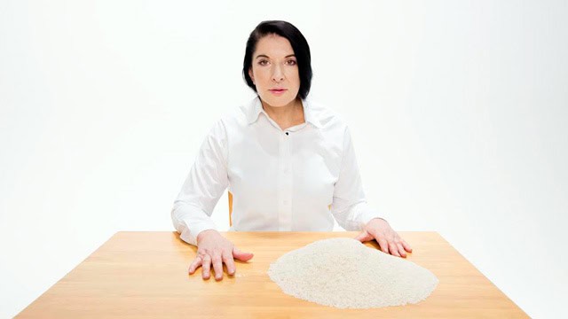 Çağdaş Sanatın Babaannesi Marina Abramović ve Pirinç Ayıklamak